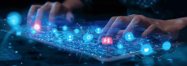 Una empresaria escribe en un portátil mientras iconos brillantes de redes sociales y enlaces de red flotan sobre la pantalla.