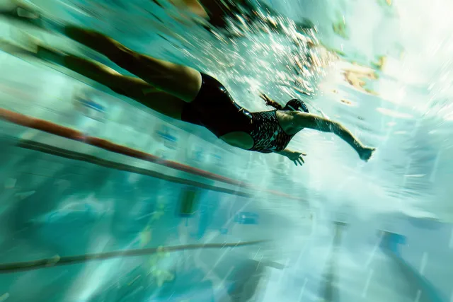 Swedish swimmer explodes off the starting block in 100m freestyle, splashing forward