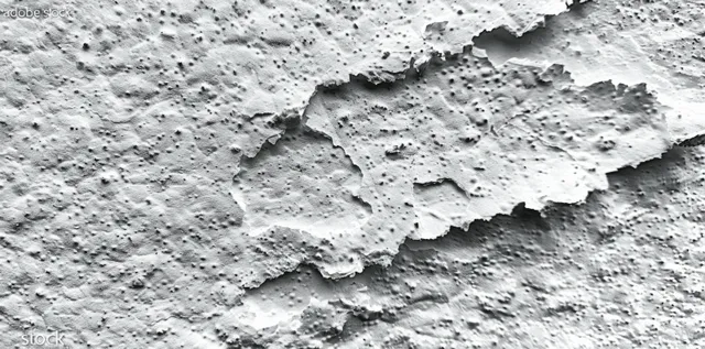 Primer plano de papel kraft blanco reciclado y rugoso con bordes rasgados y veta fibrosa formando un mosaico de textura sin costuras.