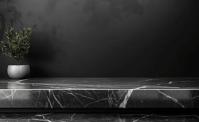 Plataforma de exhibición de mármol negro con una línea blanca delgada y vetas de mármol tenues sobre un fondo oscuro.