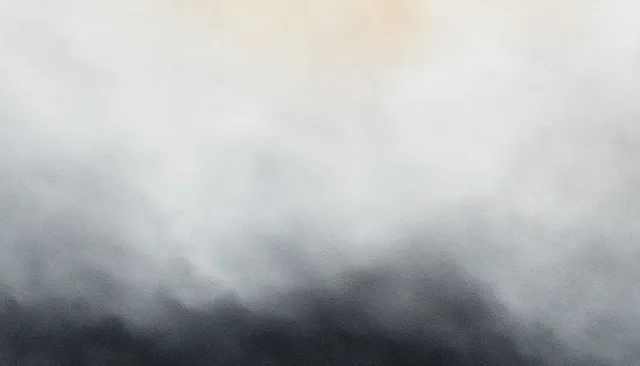 Textura de humo de acuarela gris claro que se desvanece sobre un fondo de papel blanco con suaves manchas oscuras.