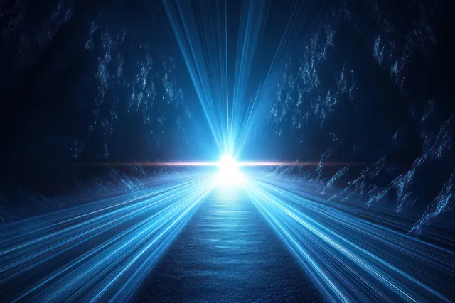 Rayos de luz azul estallan desde un centro brillante, extendiéndose por un oscuro túnel espacial.