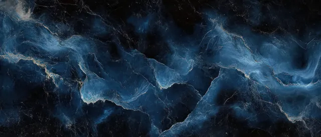 Superfície de mármore azul-escuro e preto com veios brilhantes em espiral e textura áspera de pedra rachada preenchendo a imagem.