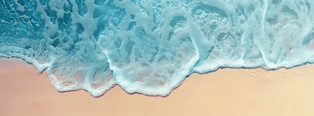 Ondas espumosas do oceano turquesa lavam uma praia de areia em vista superior com luz solar intensa e espaço em branco.