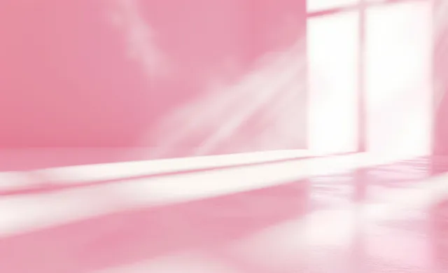 Sala rosa pastel vazia iluminada por raios de sol através de uma grande janela, com sombras sutis sobre um piso brilhante.